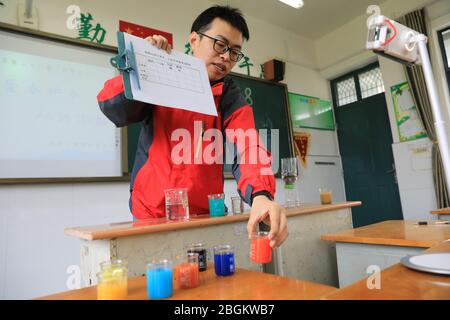 Un professeur de sciences à l'école primaire Tianmu enseigne la connaissance de l'eau à ses élèves par Internet pendant la semaine de l'eau en Chine (22 mars au 28 mars), Banque D'Images