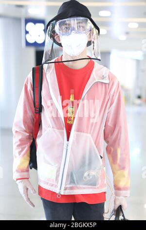 L'acteur chinois Wu lei ou Leo Wu arrive à un aéroport de Pékin avant son départ à Beijing, Chine, le 27 mars 2020. Banque D'Images