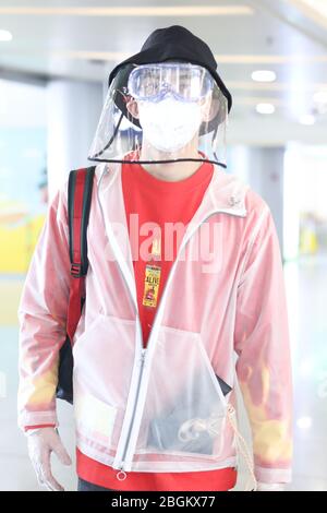 L'acteur chinois Wu lei ou Leo Wu arrive à un aéroport de Pékin avant son départ à Beijing, Chine, le 27 mars 2020. Banque D'Images