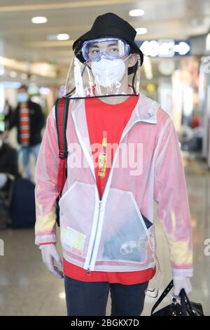 L'acteur chinois Wu lei ou Leo Wu arrive à un aéroport de Pékin avant son départ à Beijing, Chine, le 27 mars 2020. Banque D'Images