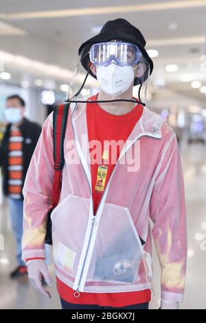 L'acteur chinois Wu lei ou Leo Wu arrive à un aéroport de Pékin avant son départ à Beijing, Chine, le 27 mars 2020. Banque D'Images