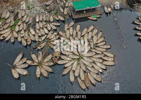 Dhaka, Bangladesh. 20 avril 2020. (NOTE DE L'ÉDITEUR: Image prise avec un drone)vue aérienne des bateaux amarrés sur la rivière Burigonga pendant un verrouillage imposé par le gouvernement comme mesure préventive contre la propagation du coronavirus COVID-19. Crédit: SOPA Images Limited/Alay Live News Banque D'Images