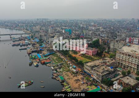 Dhaka, Bangladesh. 20 avril 2020. (NOTE DE L'ÉDITEUR: Image prise avec un drone)vue aérienne des passagers-ferries amarrés pendant un verrouillage imposé par le gouvernement comme mesure préventive contre le Coronavirus COVID-19. Crédit: SOPA Images Limited/Alay Live News Banque D'Images