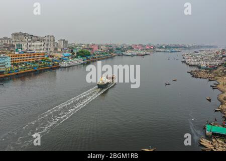 Dhaka, Bangladesh. 20 avril 2020. (NOTE DE L'ÉDITEUR: Image prise avec un drone)vue aérienne des passagers-ferries amarrés pendant un verrouillage imposé par le gouvernement comme mesure préventive contre le Coronavirus COVID-19. Crédit: SOPA Images Limited/Alay Live News Banque D'Images