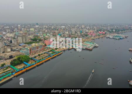 Dhaka, Bangladesh. 20 avril 2020. (NOTE DE L'ÉDITEUR: Image prise avec un drone)vue aérienne des passagers-ferries amarrés pendant un verrouillage imposé par le gouvernement comme mesure préventive contre le Coronavirus COVID-19. Crédit: SOPA Images Limited/Alay Live News Banque D'Images