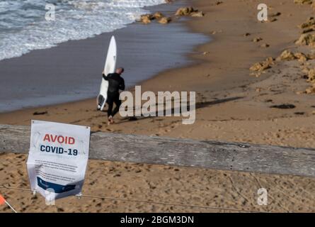 Covid-19, Coronavirus, Pandema Melbourne, Australie 2020.Plage fermée et panneaux d'avertissement Covid-19 sur les plages de surf près de Melbourne. Banque D'Images