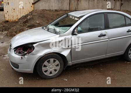 Une voiture en argent cassée après un accident sur la route. Concept de sécurité des transports. Banque D'Images