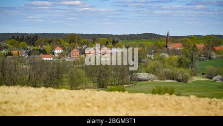 20 avril 2020, Brandebourg, Altkünkendorf: Vue sur l'uckermark Altkünkendorf près d'Angermünde. Altkünkendorf est situé à la limite du site du patrimoine mondial de l'UNESCO "Buchenwald Grumsin". Avec quatre autres forêts de hêtre allemandes en Thuringe, Mecklembourg-Poméranie occidentale et Hesse, la forêt de 70 hectares de hêtre de Grumsin fait partie du patrimoine mondial naturel. Photo : Patrick Pleul/dpa-Zentralbild/ZB Banque D'Images