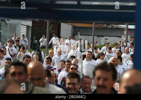 Cassino, Italie - 9 octobre 2013: Les travailleurs quittent l'usine de la FCA après la fin du travail Banque D'Images