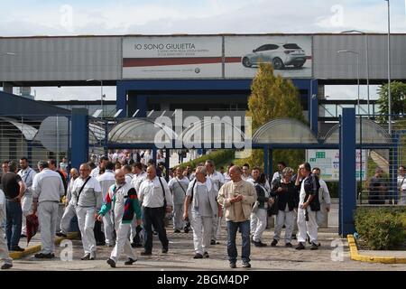 Cassino, Italie - 9 octobre 2013: Les travailleurs quittent l'usine de la FCA après la fin du travail Banque D'Images