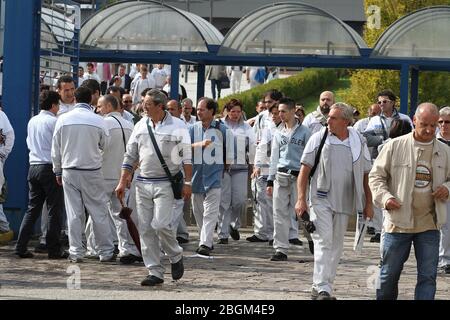 Cassino, Italie - 9 octobre 2013: Les travailleurs quittent l'usine de la FCA après la fin du travail Banque D'Images