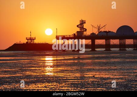 Herne Bay, Kent, Royaume-Uni. 22 avril 2020: Météo britannique. Lever du soleil à l'embarcadère de Herne Bay dans le Kent le jour de la Terre comme le temps continue d'être chaud et sec mais avec une brise ne fraîche. Le COVID 19 se maintient alors que la jetée et le squelette d'hélices et d'autres divertissements sont fermés au public. On demande aux gens de revenir loin des plages ce week-end. Crédit: Alan Payton/Alay Live News Banque D'Images