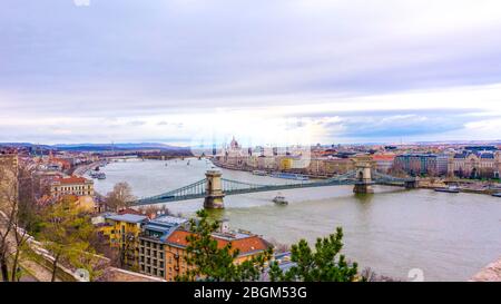 Vue sur le pont de la chaîne, le Parlement hongrois et le Danube forment le bazar du jardin du château, Budapest Hongrie. Banque D'Images