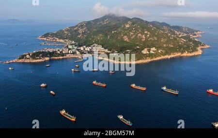 Zhuhai. 20 avril 2020. La photo aérienne prise le 20 avril 2020 montre la vue de l'île de Wailingding à Zhuhai, dans la province de Guangdong en Chine méridionale. Crédit: Deng Hua/Xinhua/Alay Live News Banque D'Images