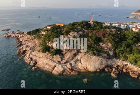 Zhuhai. 20 avril 2020. La photo aérienne prise le 20 avril 2020 montre la vue de l'île de Wailingding à Zhuhai, dans la province de Guangdong en Chine méridionale. Crédit: Deng Hua/Xinhua/Alay Live News Banque D'Images