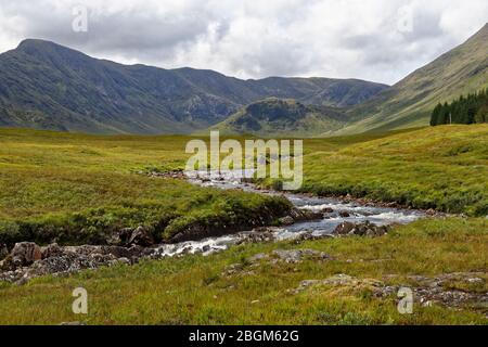 Rivière Bà avec vue sur Meall Tionail (582M) à la crête d'Aonach Mor (976 M) de West Highland Way au pont Bà Banque D'Images
