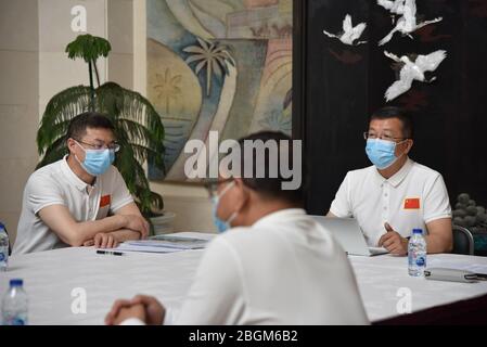 Riyad, Arabie Saoudite. 21 avril 2020. Zhou Wei (1ère R), vice-président de l'Hôpital général de l'Université médicale de Ningxia en Chine dans la région autonome de Ningxia hui, s'exprime lors d'un séminaire en ligne avec la communauté chinoise à l'ambassade chinoise à Riyad, en Arabie Saoudite, le 21 avril 2020. Mardi, des experts médicaux chinois ont partagé les connaissances sur la prévention et le contrôle de la pandémie de COVID-19 avec la communauté chinoise en Arabie Saoudite par le biais d'un webinaire. Crédit: Xinhua/Alay Live News Banque D'Images