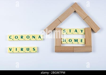 Écrire avec des lettres de jeu de mot 'Stay Home' pour être sûr au virus corona Banque D'Images