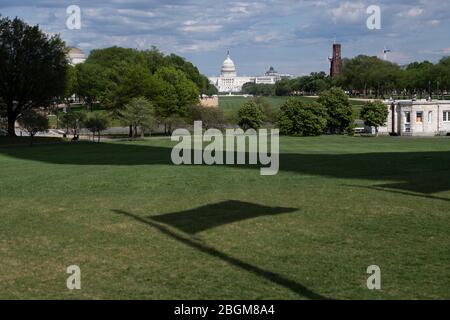 Washington, DC, États-Unis. 21 avril 2020. Le Capitole américain est vu à Washington, DC, aux États-Unis, le 21 avril 2020. Le Sénat américain a adopté mardi un plan de secours de 484 milliards de dollars américains qui augmenterait le financement des petites entreprises, des hôpitaux et des tests de coronavirus à mesure que les retombées de la COVID-19 continuent de se répercuter dans le pays. Crédit: Liu Jie/Xinhua/Alay Live News Banque D'Images