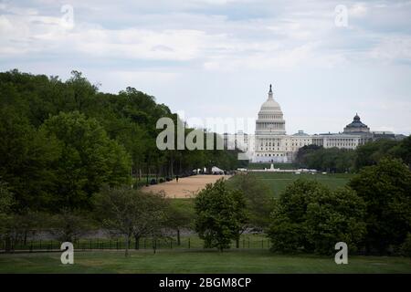 Washington, DC, États-Unis. 21 avril 2020. Le Capitole américain est vu à Washington, DC, aux États-Unis, le 21 avril 2020. Le Sénat américain a adopté mardi un plan de secours de 484 milliards de dollars américains qui augmenterait le financement des petites entreprises, des hôpitaux et des tests de coronavirus à mesure que les retombées de la COVID-19 continuent de se répercuter dans le pays. Crédit: Liu Jie/Xinhua/Alay Live News Banque D'Images