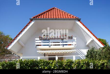 Bâtiment résidentiel moderne blanc, maison familiale simple, Sellin, île de Ruegen, Mecklembourg-Poméranie-Occidentale, Allemagne Banque D'Images