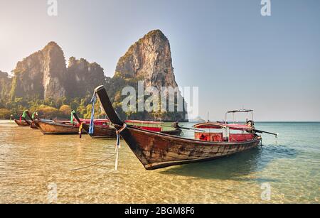 Long Tail boats on tropical island à la province de Krabi, Thaïlande Banque D'Images