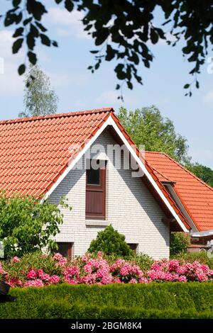 Bâtiment résidentiel moderne avec fleurs de rhododendron, Bad Zwischenahn, Allemagne Banque D'Images