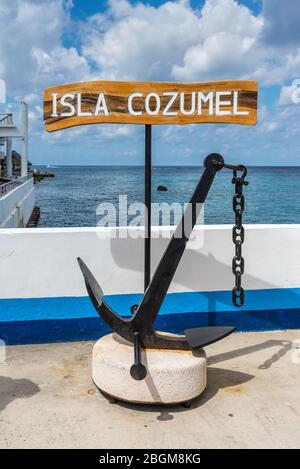 Cozumel, Mexique - 24 avril 2019: Bienvenue au panneau Cozumel avec un ancre dans l'île Cozumel, région du Sud-est, Mexique, Caraïbes Banque D'Images