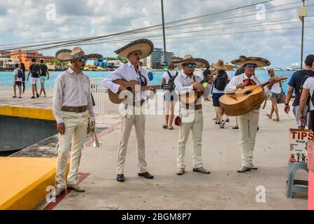 Cozumel, Mexique - 24 avril 2019: Des musiciens locaux jouent de la musique traditionnelle sur des instruments de musique mexicains pour accueillir les passagers d'un bateau de croisière en po Banque D'Images