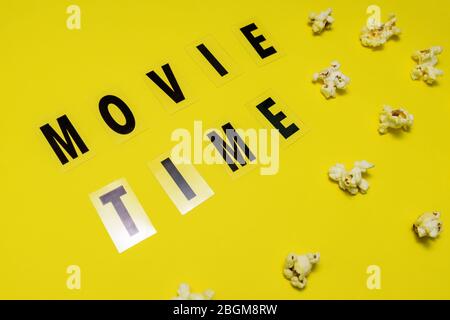 Temps du film texte lettrage avec le pop-corn salé dispersé sur fond jaune Banque D'Images