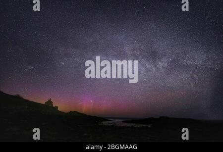 Les aurores boréales, la voie lactée et les météores de Lyrid qui traversent le ciel à la maison de baignade près de Howick, Northumberland, alors que la douche de météores de Lyrid atteint son apogée. Banque D'Images