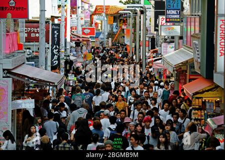 La vue sur Takeshita Street, une rue commerçante à Harajuku, qui est très bondée avec de nombreux touristes de différents pays. Banque D'Images