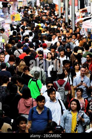 La vue sur Takeshita Street, une rue commerçante à Harajuku, qui est très bondée avec de nombreux touristes de différents pays. Banque D'Images