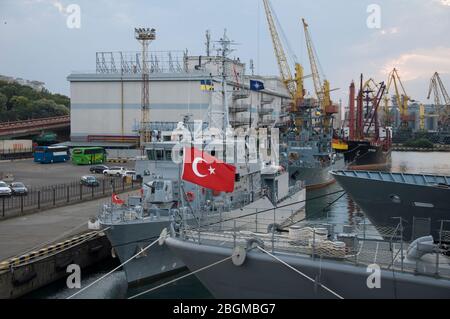 L'escadron de l'OTAN est arrivé au port après des exercices conjoints avec la Marine ukrainienne. Banque D'Images