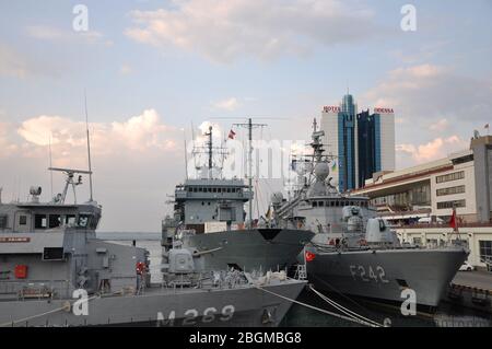 L'escadron de l'OTAN est arrivé au port après des exercices conjoints avec la Marine ukrainienne. Banque D'Images