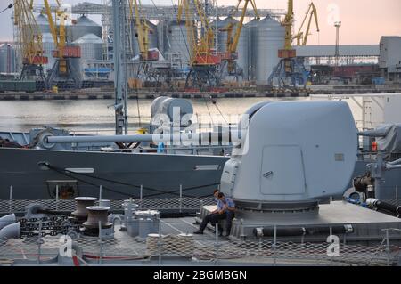 L'escadron de l'OTAN est arrivé au port après des exercices conjoints avec la Marine ukrainienne. Banque D'Images