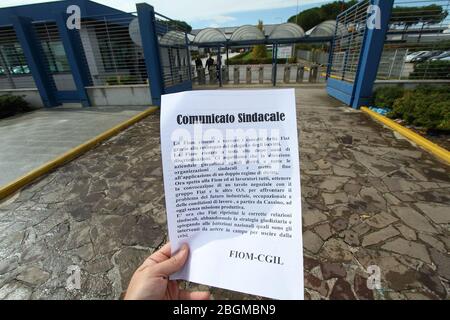 Cassino, Italie - 9 octobre 2013: Un dépliant FIOM-Cgil devant les portes de l'usine Fiat FCA de Cassino Banque D'Images