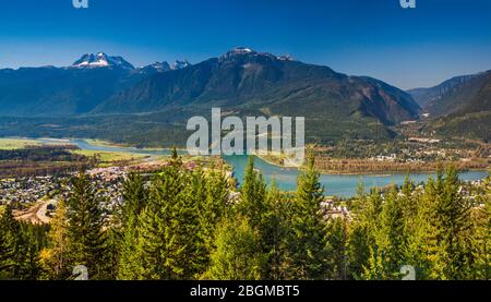 Montagnes Monashee au-dessus de la ville de Revelstoke, dans la vallée du fleuve Columbia, vue depuis le point de vue Monashee, parc naturel du Mont-Revelstoke, Colombie-Britannique, Canada Banque D'Images