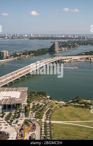 Vue panoramique sur Biscayne Bridge à Miami Bay. Miami, Floride, États-Unis d'Amérique. Banque D'Images