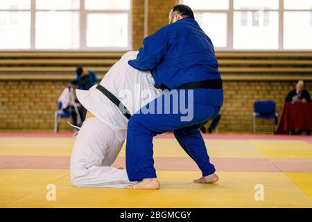 les hommes judokas combat poids lourd dans la compétition judo Banque D'Images