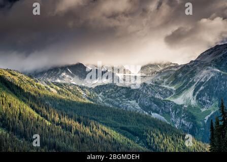 Nuages de tempête au-dessus de la chaîne Hermit, dans les montagnes Columbia, du col Rogers à la route transcanadienne, parc national des Glaciers, Colombie-Britannique, Canada Banque D'Images