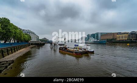 Vue sur Londres avec Tower Bridge, City Hall, HMS Belfast et la Tamise et certains bateaux en premier plan, Angleterre, Grande-Bretagne Banque D'Images