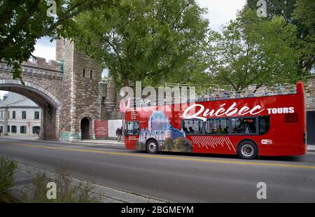 Québec, Canada 23 septembre 2018 : bus à double pont rouge touristique à la porte Saint Louis, une des attractions touristiques célèbres du monde de l'UNESCO Banque D'Images