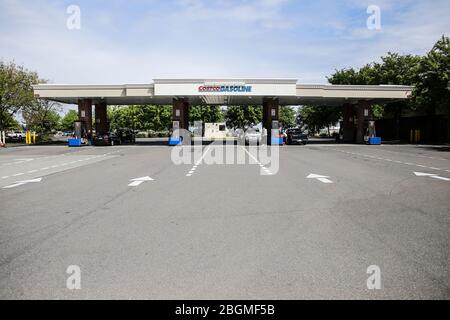 Woodland, États-Unis. 20 avril 2020. Une station-service Costco à Woodland, Californie est représentée vide car de nombreux Californiens ont considérablement réduit leur temps de conduite en raison de l'isolement pour ralentir la propagation de COVID-19.comme la demande de pétrole baisse en raison de COVID-19, le prix du pétrole continue de chuter, La cause du coût du pétrole bon marché aux pompes de Californie, mais aussi de conduire à une forte pression sur les marchés américain et international. Crédit: SOPA Images Limited/Alay Live News Banque D'Images