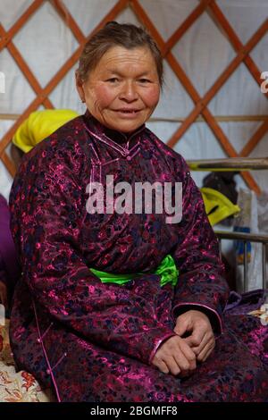 KHATGAL, MONGOLIE, 25 février 2020 : les mongoles visitent leur famille et leurs amis dans leurs yourtes pendant Tsagaan Tsar, la nouvelle année mongole. Banque D'Images