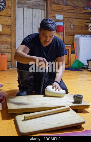 KHATGAL, MONGOLIE, 27 février 2020 : cuisine des Khuushuurs traditionnels dans une maison familiale. Banque D'Images