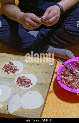 KHATGAL, MONGOLIE, 27 février 2020 : cuisine des Khuushuurs traditionnels dans une maison familiale. Banque D'Images