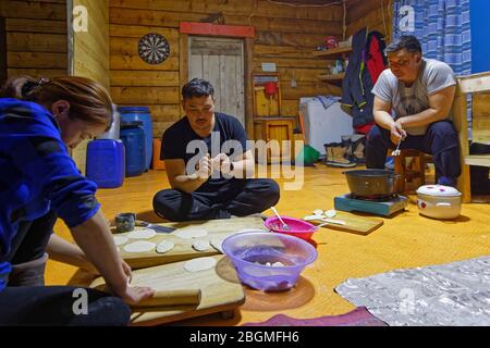 KHATGAL, MONGOLIE, 27 février 2020 : cuisine des Khuushuurs traditionnels dans une maison familiale. Banque D'Images