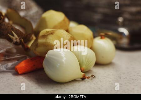 Pile de légumes fraîchement pelés - oignons, carottes et pommes de terre Banque D'Images