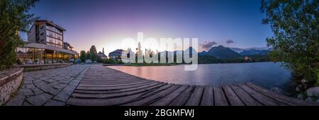 Panorama montagne lac Strbske pleso dans le parc national High Tatras au coucher du soleil, Slovaquie, Europe Banque D'Images